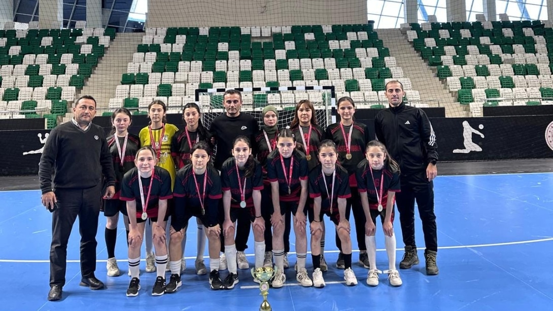 OKUL SPORLARI YILDIZ KIZ FUTSAL MÜSABAKALARINDA İLÇEMİZ ŞEHİT SEZGİN BURAK CANTÜRK ORTAOKULUMUZ İL ŞAMPİYONU OLDU