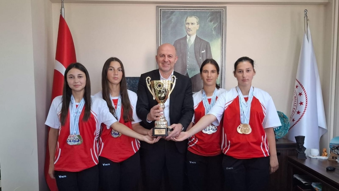 RAFTİNG AÇIK YAŞ KADINLAR KATEGORİSİNDE AVRUPA ŞAMPİYONU OLAN MİLLİ TAKIMIMIZ; İLÇE MİLLİ EĞİTİM MÜDÜRÜMÜZ TURGUT ÖZTÜRK'Ü MAKAMINDA ZİYARET ETTİ.
