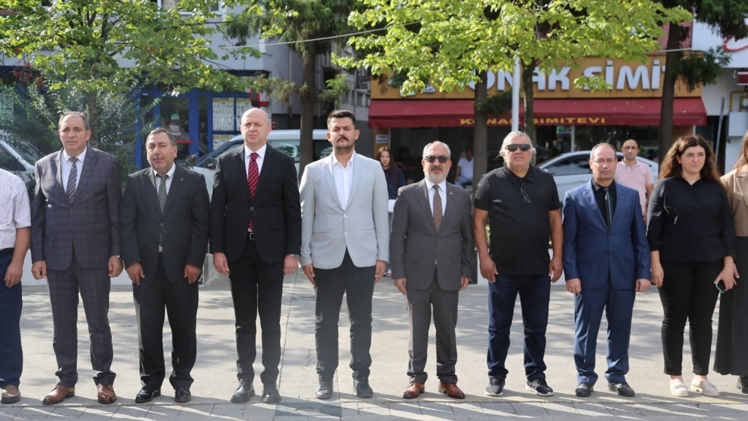 2025-2026 İLKÖĞRETİM HAFTASI ETKİNLİKLERİ KAPSAMINDA HÜKÜMET KONAĞI ÖNÜNDE ÇELENK SUNMA TÖRENİ GERÇEKLEŞTİRİLDİ.