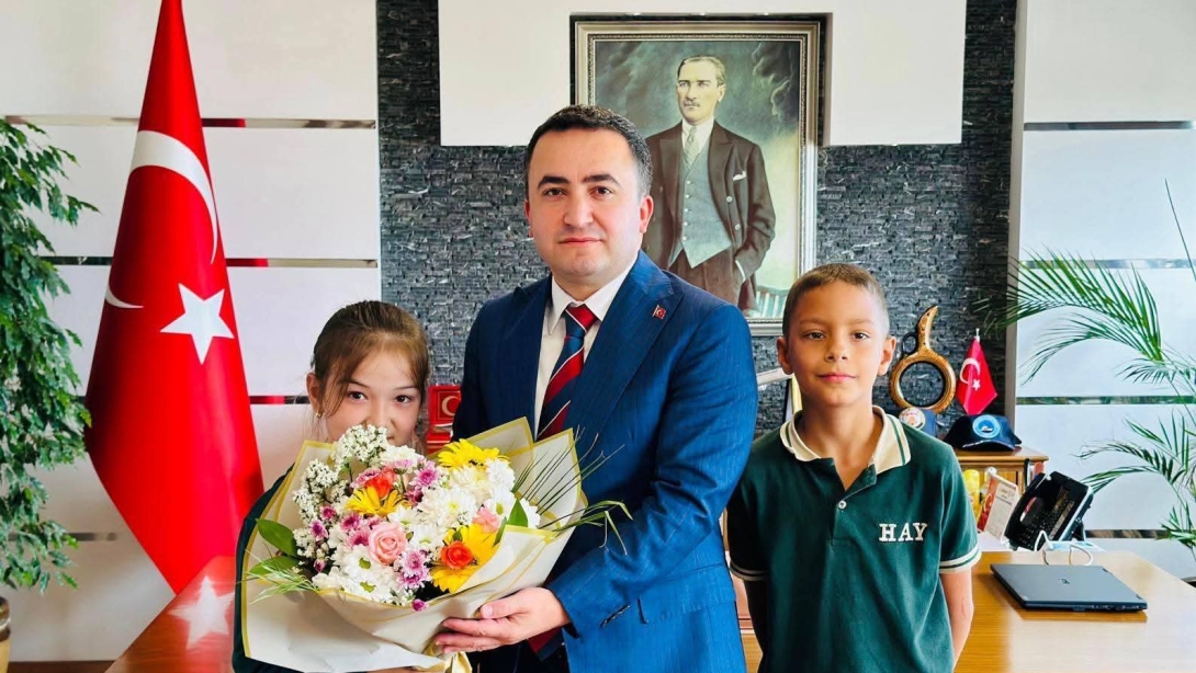 2025-2026 İLKÖĞRETİM HAFTASI ETKİNLİKLERİ KAPSAMINDA, ÖĞRENCİLERİMİZ KAYMAKAMIMIZ SAYIN AHMET KAVANOZ'A ÇİÇEK TAKDİMİNDE BULUNDU.